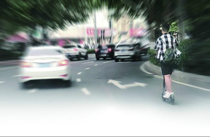 电动平衡车频现青岛街头 交警提醒切勿骑行上路