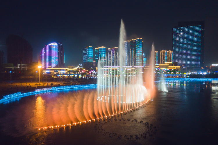 城市阳台音乐水景秀在夜晚为市民奉献视听盛宴