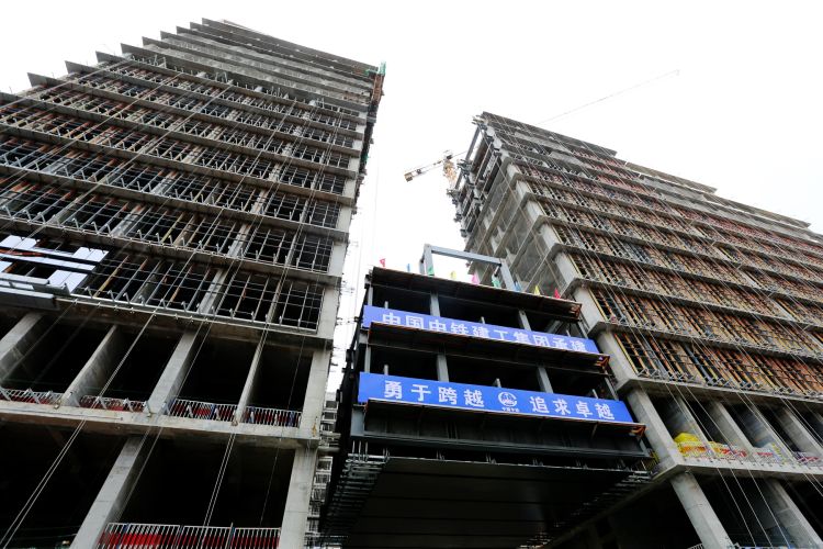 重达山东首例！青岛“基建狂魔”又发力 重达420吨“三层小楼”吊装至77.8米高空