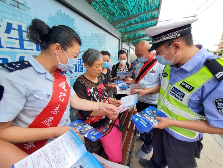 一盔青岛交警、公交志愿者再度携手 开展“一盔一带”交通安全公益宣传活动