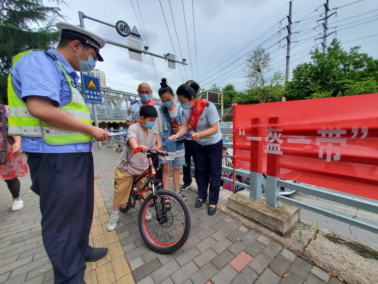 一盔青岛交警、公交志愿者再度携手 开展“一盔一带”交通安全公益宣传活动