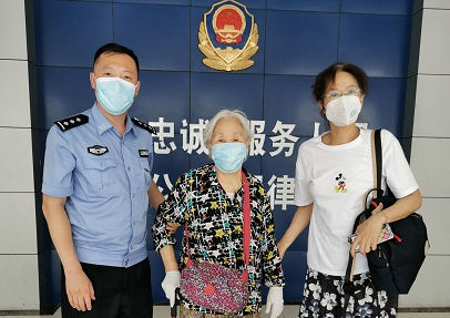 警民青岛84岁老人迷路 警民联手寻家属