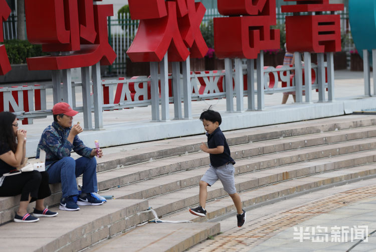 撒欢儿小“神兽”放假撒欢儿