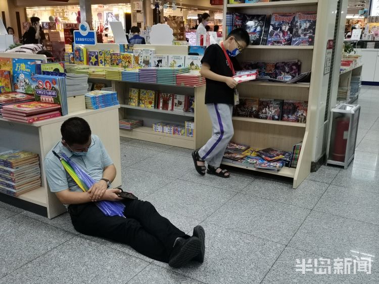 书海暑假来临 书海“充电”忙