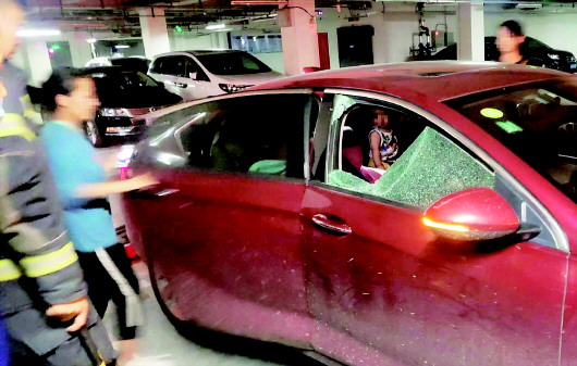 即墨一小区内一岁男童被困车内 消防破窗营救