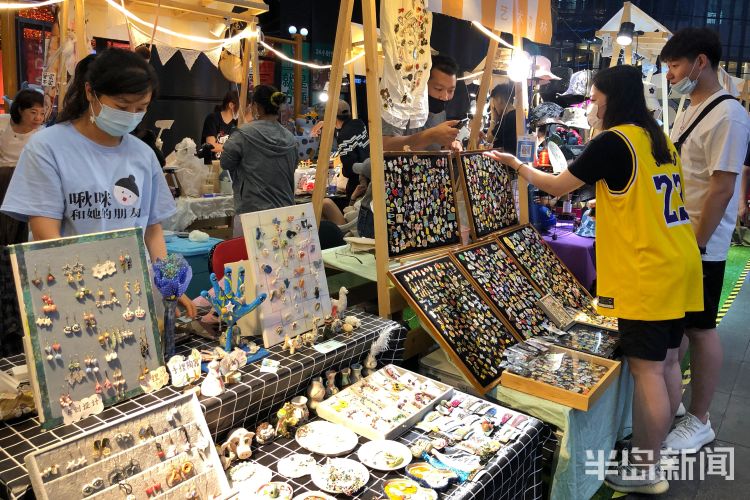 摊位露天青年集市在青岛中央商务区举行 快来特色摊位淘宝