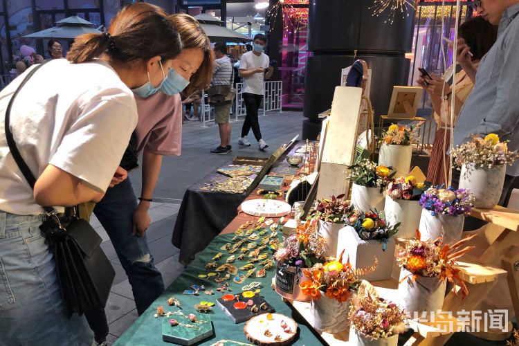 摊位露天青年集市在青岛中央商务区举行 快来特色摊位淘宝