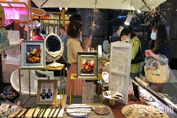 摊位露天青年集市在青岛中央商务区举行 快来特色摊位淘宝