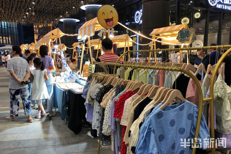 摊位露天青年集市在青岛中央商务区举行 快来特色摊位淘宝