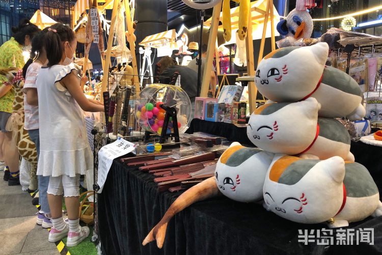 摊位露天青年集市在青岛中央商务区举行 快来特色摊位淘宝