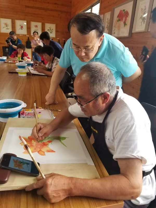 画家村崂山区“百场公益进社区活动走进“画家村”