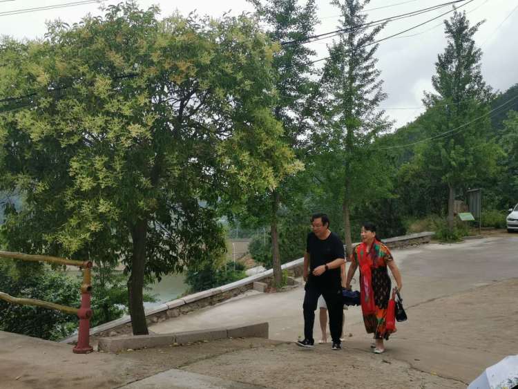 画家村崂山区“百场公益进社区活动走进“画家村”