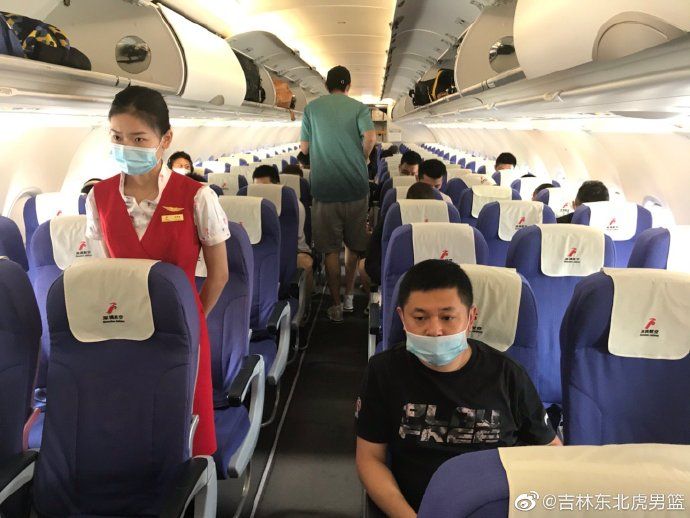 CBACBA“包机转场”开始 三支球队已从东莞飞抵青岛