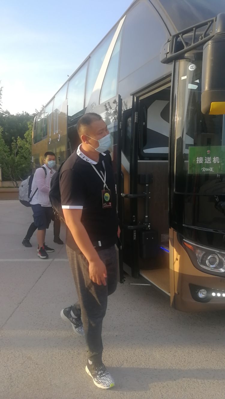 CBACBA“包机转场”开始 三支球队已从东莞飞抵青岛