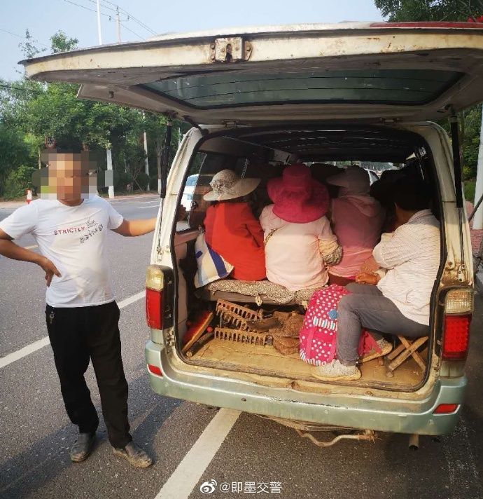 小客车小客车大“胃口” 9座车塞进16人被即墨交警查获