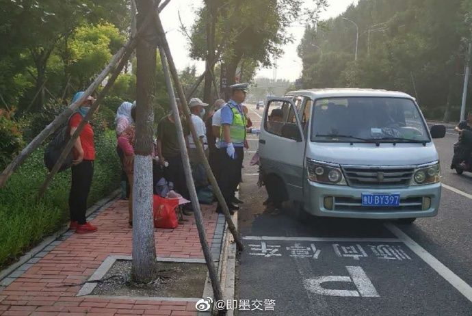 小客车小客车大“胃口” 9座车塞进16人被即墨交警查获