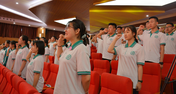 青岛通济实验学校举行2017级毕业典礼暨成人礼