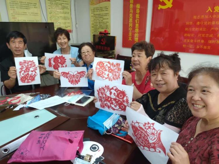 云聚亲青岛市北区洛阳路街道举办“云聚亲邻”剪纸活动 剪出浓浓邻里情