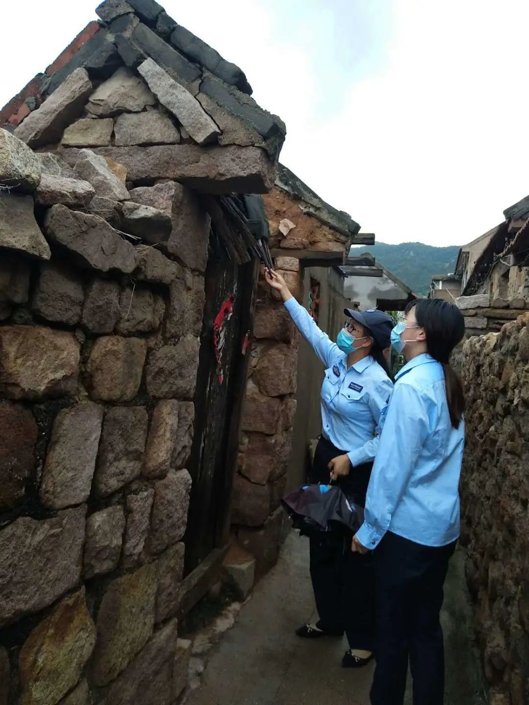 筑牢崂山北宅街道东陈社区网格员雨天走访危房户 筑牢居住安全防线