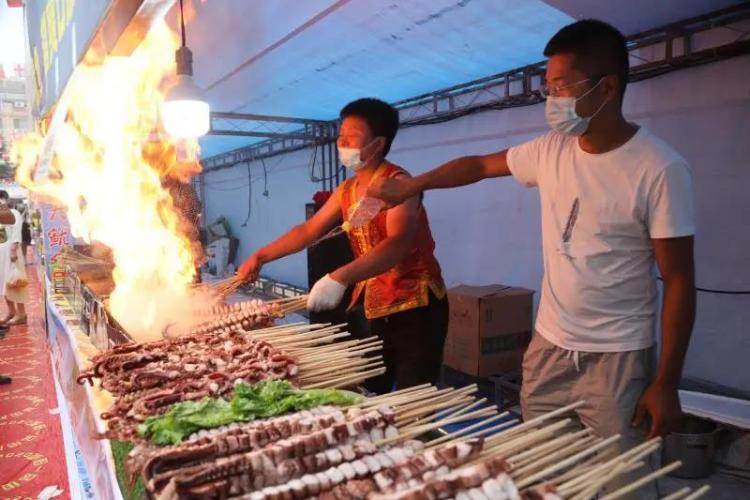 美食节城阳棘洪滩街道一品街夜市开市 啤酒美食节持续至10日