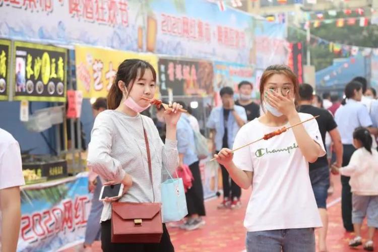 美食节城阳棘洪滩街道一品街夜市开市 啤酒美食节持续至10日