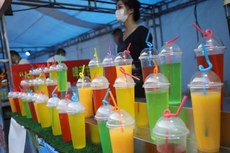 美食节城阳棘洪滩街道一品街夜市开市 啤酒美食节持续至10日