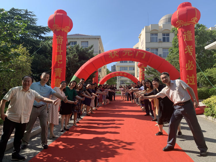 十七中青岛十七中高三学生告别母校“奔涌”前行 老师加油打Call