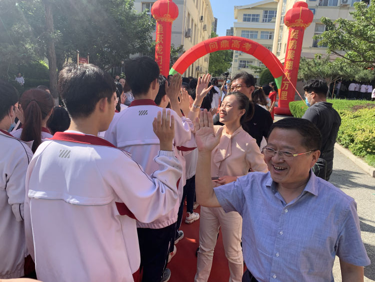 十七中青岛十七中高三学生告别母校“奔涌”前行 老师加油打Call