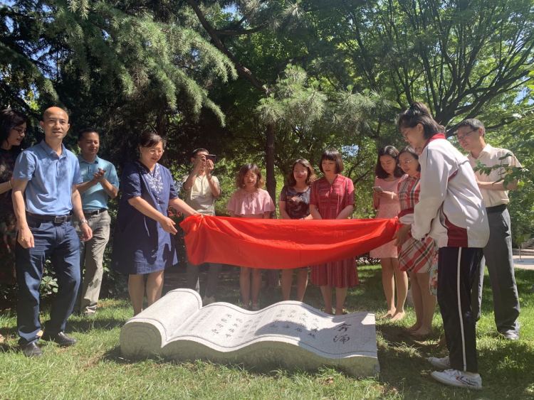 十七中青岛十七中高三学生告别母校“奔涌”前行 老师加油打Call