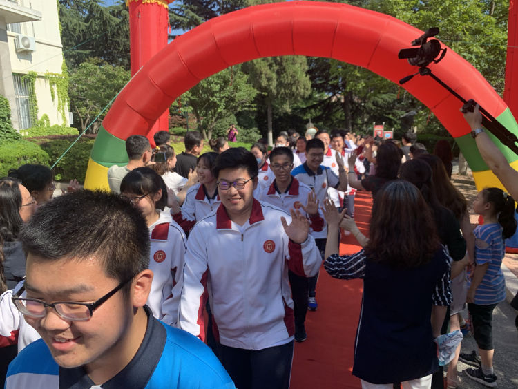 十七中青岛十七中高三学生告别母校“奔涌”前行 老师加油打Call