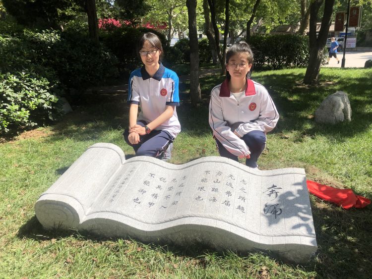 十七中青岛十七中高三学生告别母校“奔涌”前行 老师加油打Call