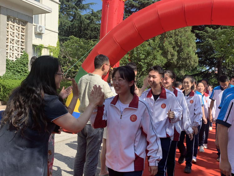 十七中青岛十七中高三学生告别母校“奔涌”前行 老师加油打Call