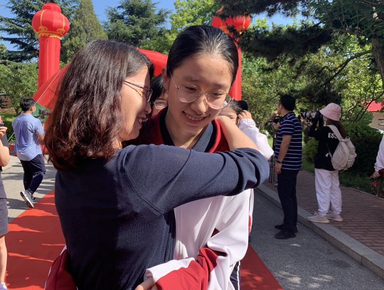 十七中青岛十七中高三学生告别母校“奔涌”前行 老师加油打Call