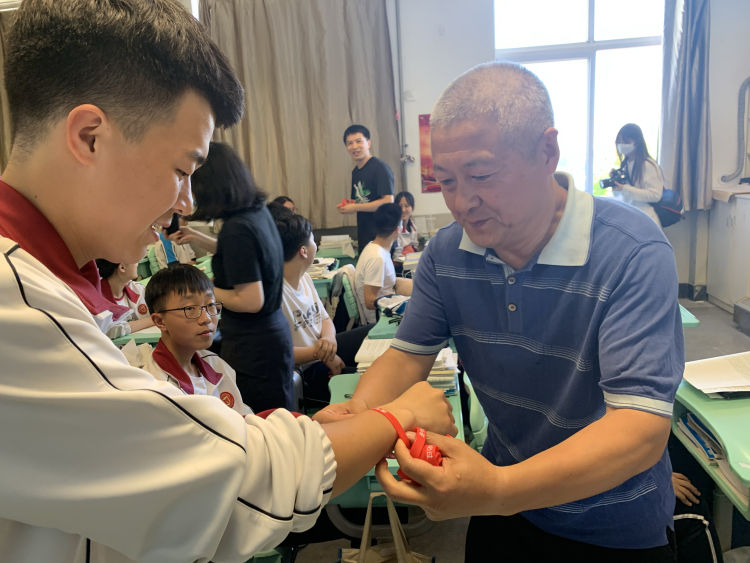 十七中青岛十七中高三学生告别母校“奔涌”前行 老师加油打Call