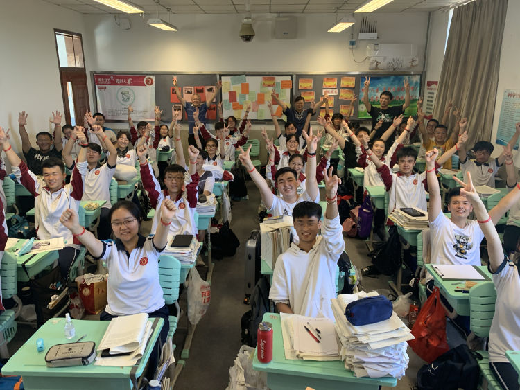 十七中青岛十七中高三学生告别母校“奔涌”前行 老师加油打Call