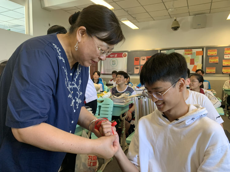 十七中青岛十七中高三学生告别母校“奔涌”前行 老师加油打Call