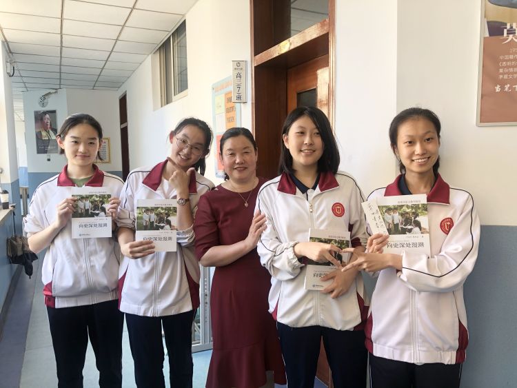 十七中青岛十七中高三学生告别母校“奔涌”前行 老师加油打Call