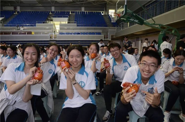 成人礼毕业季迎来成人礼 青岛一中祝你心想事“橙”