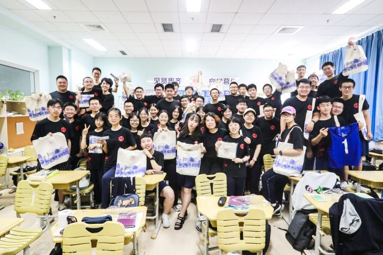 九中青岛九中上演别样高考出征仪式：黑马“战袍”心想事“橙”送考生