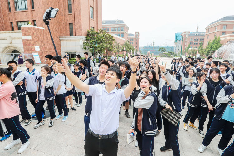 九中青岛九中上演别样高考出征仪式：黑马“战袍”心想事“橙”送考生