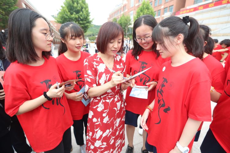 九中青岛九中上演别样高考出征仪式：黑马“战袍”心想事“橙”送考生