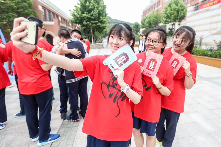 九中青岛九中上演别样高考出征仪式：黑马“战袍”心想事“橙”送考生