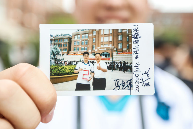 九中青岛九中上演别样高考出征仪式：黑马“战袍”心想事“橙”送考生