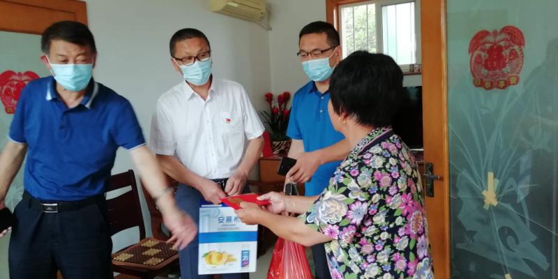 王哥庄【文明实践 德耀崂山】王哥庄教育中心机关党支部“七一”走访慰问困难老党员