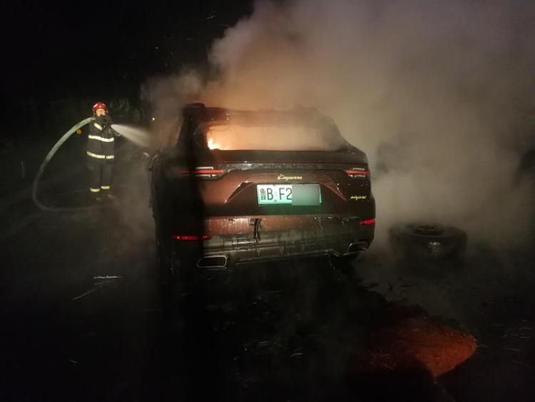 追尾青岛一保时捷追尾卡车烧成空壳 驾驶员：我没买保险