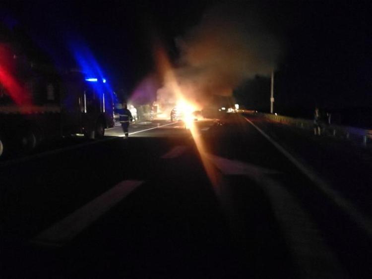 追尾青岛一保时捷追尾卡车烧成空壳 驾驶员：我没买保险