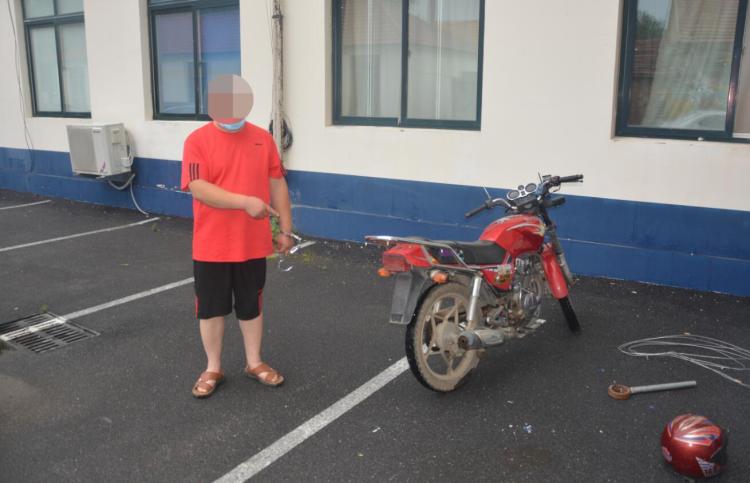 砸车莱西一男子打架被辞退心怀怨恨 冒雨砸车扎胎报复工友