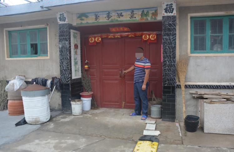 砸车莱西一男子打架被辞退心怀怨恨 冒雨砸车扎胎报复工友