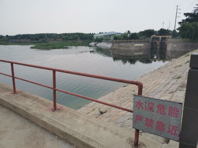 水域半岛记者探即墨水域② ：部分水域缺围挡 行人进入很“方便”