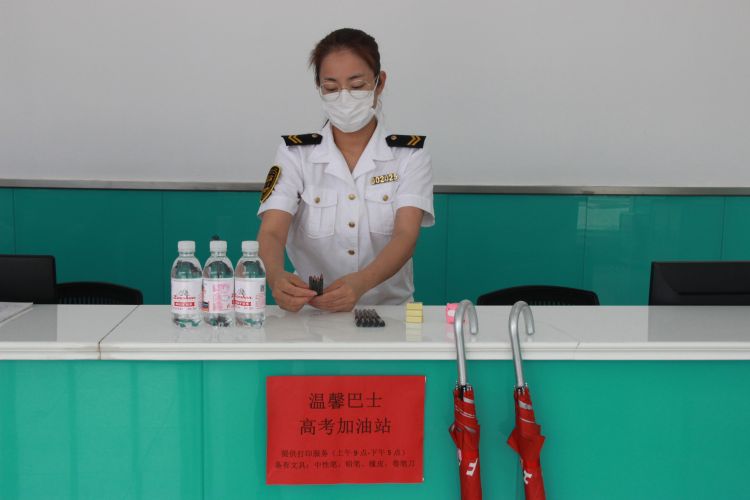 应急助力高考 青岛这三处“应急加油站”免费提供应急文具